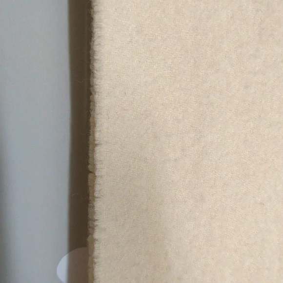 Polo Ralph Lauren Cream 100% Lambswool Blue Ralph Lauren Logo Fringe Scarf - Picture 10 of 10